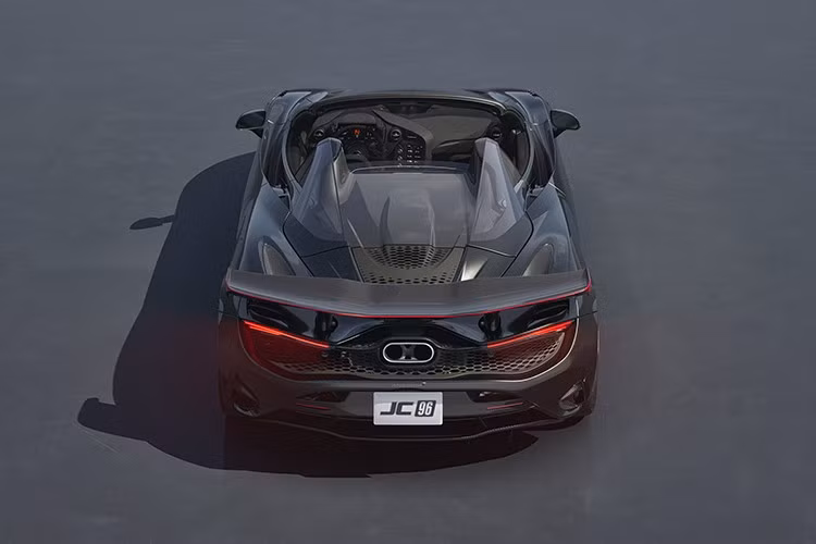 4 trong số 61 chiếc xe phiên bản giới hạn sẽ đặc biệt hơn nữa, được sơn màu JC96 Tribute Livery. Đối với những chiếc xe này, sọc hổ đặc trưng trên những chiếc xe đua nguyên bản trải dài khắp thân xe, đảm bảo chúng thu hút sự chú ý ngay lập tức.