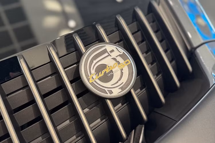 Xe được trang bị mâm Sport Classic màu trắng từ gói Heritage Design Package 50 Years Turbo trị giá hơn 1 tỷ đồng. Bộ tem "50 years turbo" và logo Porsche cỡ lớn trên thân xe, cũng như bộ tem Heritage Design 50 Years Turbo. Khá thú vị là tuy không thuộc dải sản phẩm Heritage Design, nhưng xe vẫn được trang bị huy hiệu "Turbo 50 1974-2024".