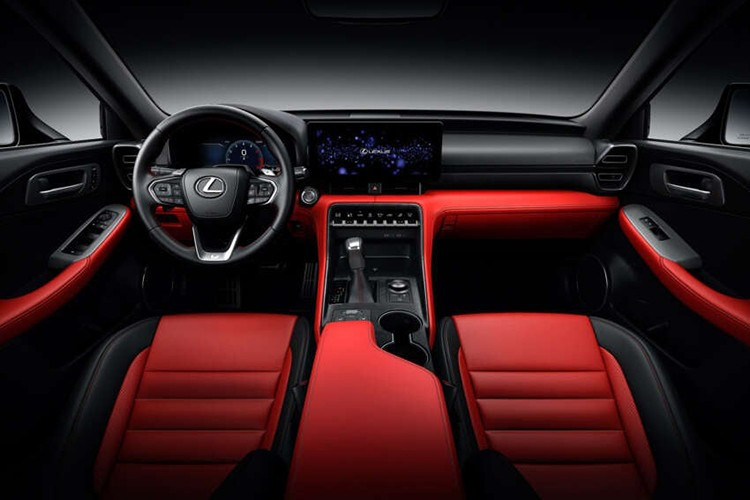 Khoang nội thất có nhiều thay đổi hiện đại hơn. Bảng táp-lô thiết kế lại để bố trí cụm đồng hồ kỹ thuật số và màn hình giải trí cảm ứng, đều có kích thước 12,3 inch. Lexus loại bỏ bàn rê cảm ứng từng gây tranh cãi, thay thế bằng cụm nút cơ học và nút xoay chỉnh âm lượng.