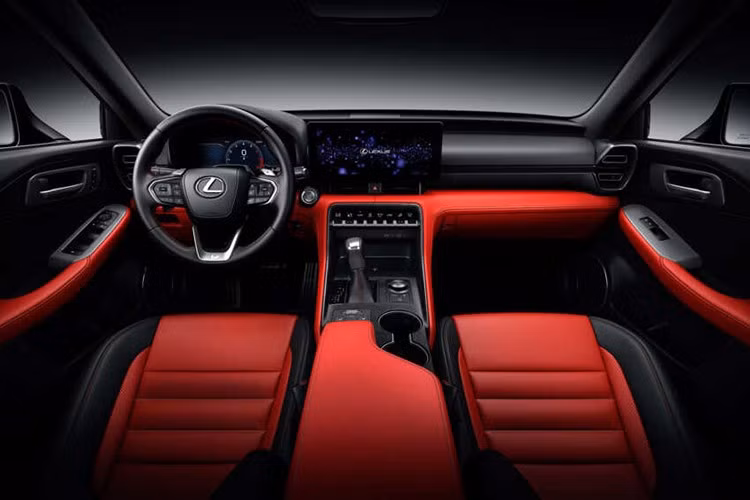 Khoang nội thất có nhiều thay đổi hiện đại hơn. Bảng táp-lô thiết kế lại để bố trí cụm đồng hồ kỹ thuật số và màn hình giải trí cảm ứng, đều có kích thước 12,3 inch. Lexus loại bỏ bàn rê cảm ứng từng gây tranh cãi, thay thế bằng cụm nút cơ học và nút xoay chỉnh âm lượng.