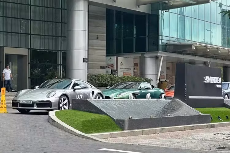 Mới đây, vị chủ nhân của chiếc xe thể thao giới hạn Porsche 911 Turbo 50 Years đầu tiên về Việt Nam bất ngờ xuất hiện trên đường phố với những chi tiết đầy thú vị. Cụ thể, doanh nhân này đã chọn con số 63 để dán lên 2 cửa xe, cũng như số thứ tự 499/1.974 của xe.