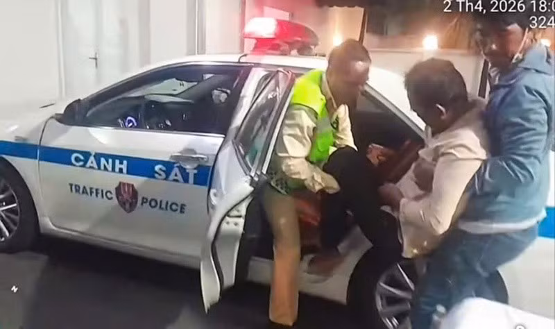 Lực lượng Cảnh sát giao thông dung xe ô tô chuyên dụng chở ông Trần Văn Ba đến bệnh viện cấp cứu. Ảnh: Cục Cảnh sát giao thông