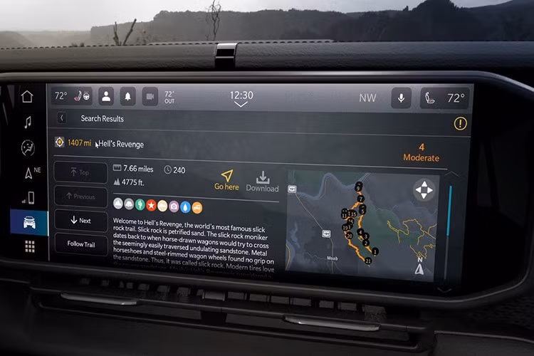 Nội thất có ghế ngồi phối màu be với phần tựa lưng giữa bọc vải Mantis Green, thảm sàn chịu được mọi thời tiết, điều hòa tự động 2 vùng, các nút phụ trợ, đèn viền nội thất...