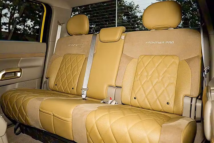 Tại thị trường mức giá xe Nissan Frontier Pro 2026 từ 169.900 – 249.900 nhân dân tệ (khoảng 632-930 triệu đồng). Trong đó phiên bản chạy xăng/diesel có giá 169.900 – 196.900 nhân dân tệ, bản hybrid PHEV có giá 189.900 – 249.900 nhân dân tệ.