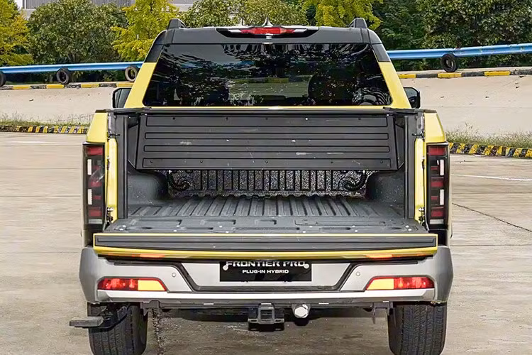 Thùng hàng của mẫu xe bán tải Nissan Frontier Pro 2026 có kích thước 1.520 × 1.600 × 490mm. So với Ford Ranger Raptor thì Frontier Pro lớn hơn đôi chút và tương đương kích thước Toyota Tacoma.
