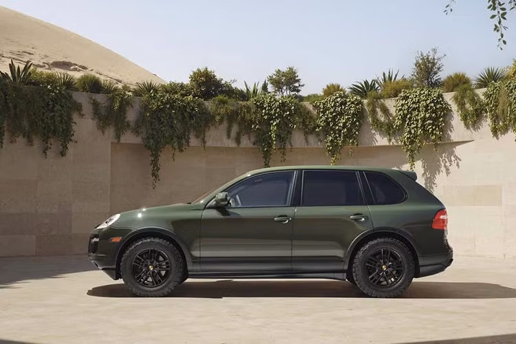 Trong đó, Cayenne GTS công suất 405 mã lực (nằm giữa Cayenne S công suất 385 mã lực và Cayenne Turbo có công suất 500 mã lực). Đặc biệt, GTS thế hệ đầu còn có tùy chọn hộp số sàn 6 cấp.