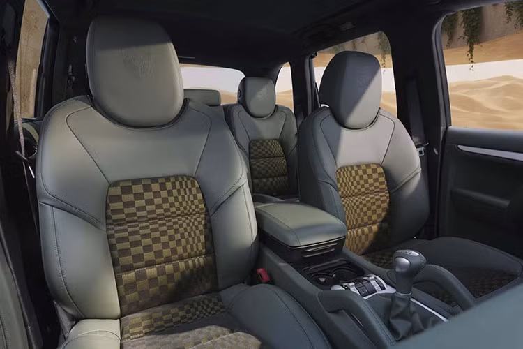 Các trang bị tiêu chuẩn trên Cayenne GTS bao gồm: hệ thống điều hòa tự động 2 vùng độc lập với bộ lọc không khí. Hệ thống thông tin giải trí kết nối AM / FM / CD / MP3 với 11 loa Bose... nhưng nội thất được làm mới đẹp mắt hơn.