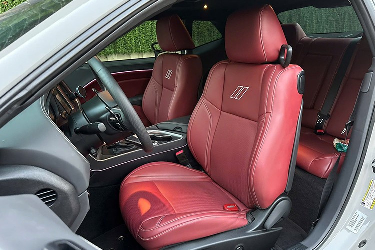 Bỏ ra số tiền hơn 2,5 tỷ đồng, khách hàng sẽ nhận được một chiếc Dodge Challenger SXT 2016 được trang bị động cơ Pentastar V6, dung tích 3.6 lít, sản sinh công suất tối đa 305 mã lực tại vòng tua 6.350 vòng/phút và mô-men xoắn cực đại 362 Nm tại vòng tua 4.800 vòng/phút.