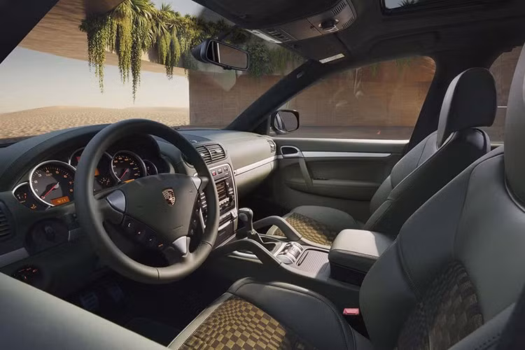 Anh cũng yêu cầu giữ nguyên móc kéo trailer vì mơ ước một ngày kéo chiếc Airstream lướt qua sa mạc gần Dubai. Điểm nhấn phần hông xe là đi bộ lốp địa hình.