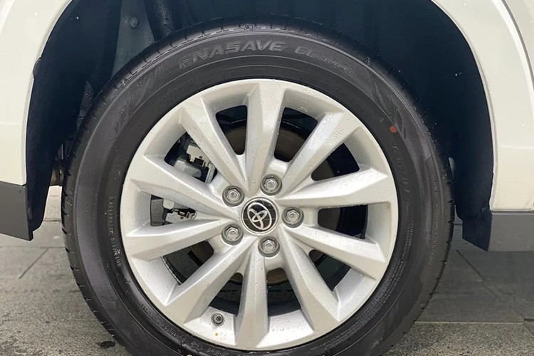 Cung cấp sức mạnh cho Innova Cross 2.0G khả năng vẫn là động cơ động cơ xăng 2.0L cho công suất 172 mã lực và mô-men xoắn 205 Nm, giống bản Innova Cross V hiện hành. Động cơ kết hợp với hộp số tự động. So với Innova E MT trước đây dùng hộp số sàn, đây được xem là nâng cấp đáng giá giúp xe vận hành mượt mà hơn trong đô thị.