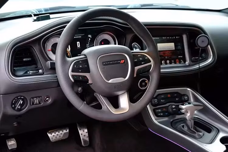 Nội thất xe được bọc da hai tông màu trắng và đen, tạo điểm nhấn bằng các đường chỉ khâu tương phản mang phong cách sang trọng. Mẫu xe thể thao này có cấu hình 4 chỗ ngồi, tuy nhiên hàng ghế sau chỉ thực sự phù hợp với trẻ em. Sau 9 năm sử dụng, các ghế ngồi đã xuất hiện nhiều vết nhăn, đặc biệt ở hàng ghế sau.