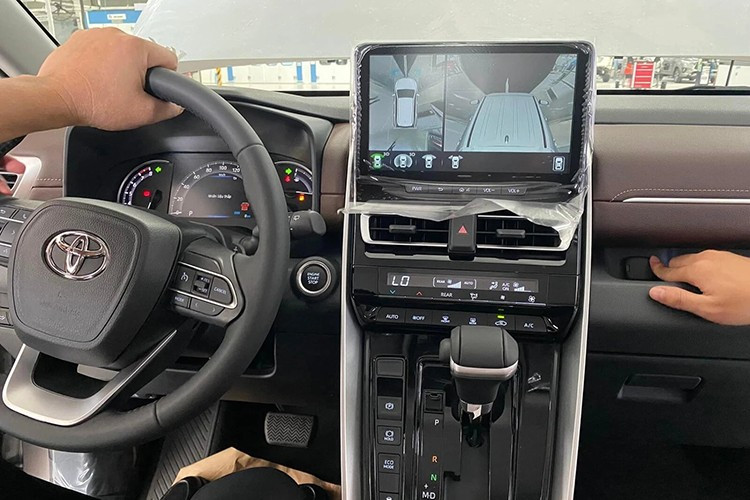 Màn hình giải trí trung tâm giảm kích thước xuống 8 inch, cốp sau mở bằng cơ, xe chỉ có camera lùi và cũng không có hệ thống cảnh báo áp suất lốp.