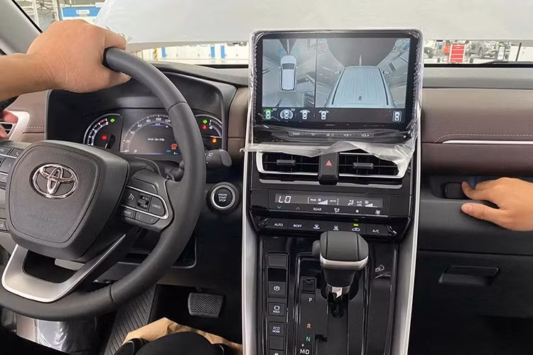 Màn hình giải trí trung tâm giảm kích thước xuống 8 inch, cốp sau mở bằng cơ, xe chỉ có camera lùi và cũng không có hệ thống cảnh báo áp suất lốp.