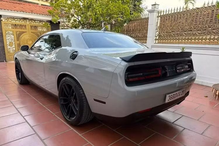 Theo người bán, chiếc xe Dodge Challenger SXT này thuộc đời 2016, nội thất đã bọc lại da màu đỏ, xe cũng được độ thêm vô số đồ chơi. Mức giá bán của xe Dodge Challenger SXT đời 2016 này hơn 2,5 tỷ đồng.