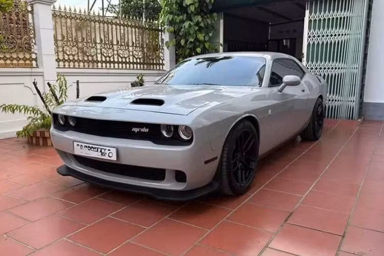 Những chiếc xe cơ bắp Dodge Challenger tại Việt Nam có số lượng khá hiếm hoi, giao dịch gần đây nhất là 1 tay thể hình ở tỉnh Đắk Lắk đã chốt 1 xe màu đen, và giờ đây, thị trường có thêm 1 chiếc màu đỏ dán màu xám rất đẹp mắt, và đầy cá tính thật.