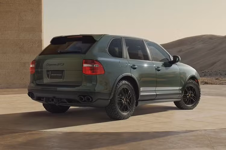 Nguyên bản, xe được trang bị khá nhiều “đồ chơi” như: hệ thống treo khí nén cho phép nâng hoặc hạ 20mm chiều cao xe, sử dụng hệ thống quản lý treo chủ động Porsche Active Suspension Management (PASM).