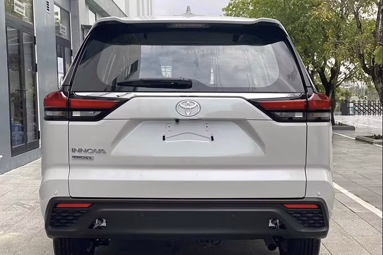 Là phiên bản “base”, Innova Cross 2.0G sẽ được giản lược trang bị để tối ưu chi phí. Ngoại thất xe vẫn sử dụng đèn chiếu sáng và đèn hậu LED nhưng loại bỏ dải đèn định vị ban ngày. Kích thước mâm xe được thu nhỏ còn 16 inch, thấp hơn so với mâm 17 inch trên bản 2.0V và 18 inch trên bản hybrid 2.0HEV.