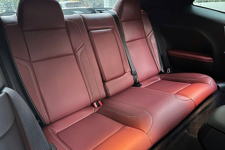 Dodge Challenger SXT được trang bị hộp số tự động 8 cấp TorqueFlite giúp chiếc xe thể thao "cơ bắp" này chỉ mất khoảng 6,5 giây để tăng tốc từ vị trí đứng yên lên 100 km/h, thêm 9 giây nữa để chiếc Dodge Challenger SXT có thể chạmvận tốc 161 km/h trước khi đạt vận tốc tối đa 191 km/h.