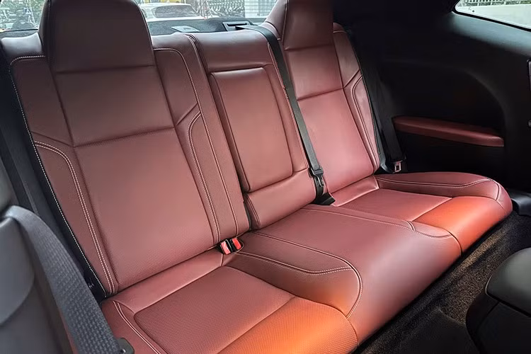 Dodge Challenger SXT được trang bị hộp số tự động 8 cấp TorqueFlite giúp chiếc xe thể thao "cơ bắp" này chỉ mất khoảng 6,5 giây để tăng tốc từ vị trí đứng yên lên 100 km/h, thêm 9 giây nữa để chiếc Dodge Challenger SXT có thể chạmvận tốc 161 km/h trước khi đạt vận tốc tối đa 191 km/h.