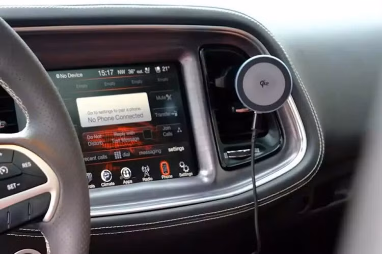 Một số tiện nghi cơ bản trên mẫu xe thể thao này bao gồm màn hình cảm ứng 5 inch, hệ thống âm thanh cao cấp Alpine, điều hòa tự động hai vùng độc lập, camera lùi, cửa sổ trời chỉnh điện cùng nhiều trang bị hỗ trợ người lái khác.