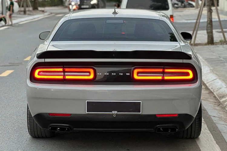 Với mức giá hơn 2,5 tỷ đồng, nhiều người cho rằng Dodge Challenger khá kén người mua. Ở cùng mức giá này, người tiêu dùng có thể chọn mua các mẫu Ford Mustang đời 2021-2022 hoặc phiên bản 5.0L đời 2015, vốn sở hữu hiệu năng ấn tượng hơn nhiều.