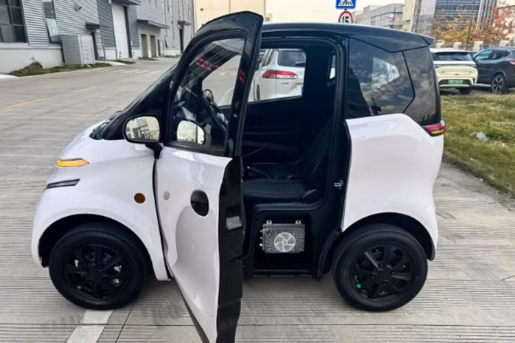 Phần đầu xe được thiết kế ngắn nhằm cải thiện tầm nhìn, kết hợp kính chắn gió lớn và cần gạt mưa. Xe được trang bị hệ thống đèn LED, dải định vị ban ngày và bộ mâm 13 inch đi kèm lốp 155/65.