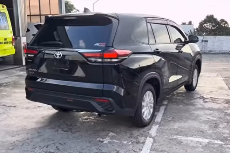 Phiên bản “base” MT của Toyota Innova Cross 2026 về Việt Nam được kỳ vọng giữ mức giá dễ tiếp cận và phù hợp cho khách hàng kinh doanh vận tải – nhóm đối tượng từng tạo nên thành công cho các thế hệ Innova trước đây.