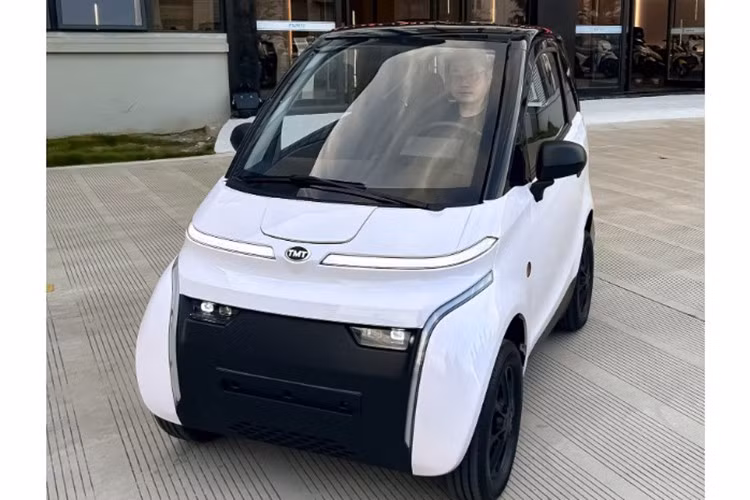 Theo đó, mẫu xe điện mini Nano S05 của TMT sẽ được bán ra với hai phiên bản gồm bản pin cố định và bản pin tháo rời. Bản pin cố định hướng tới nhu cầu di chuyển ngắn trong đô thị với quãng đường khoảng 120 km.