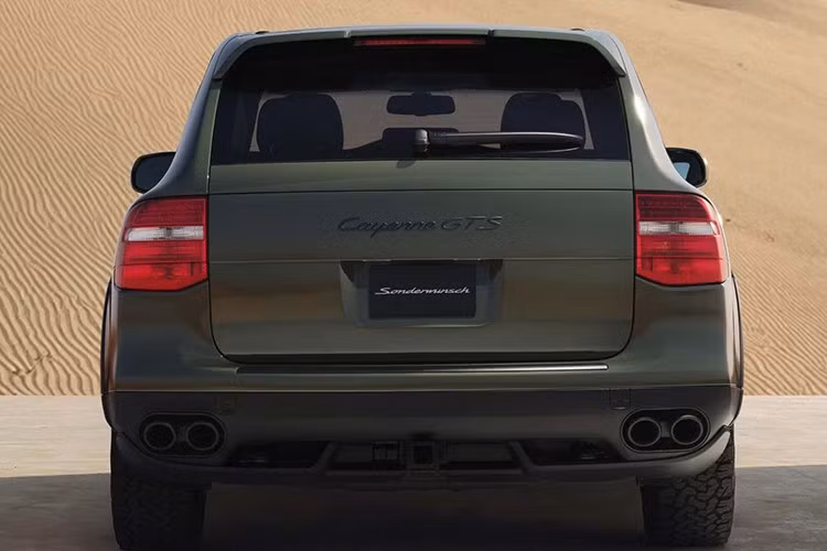 Dù vậy chiếc xe SUV Porsche Cayenne GTS thế hệ đầu tiên này vẫn được hoàn thiện tốt nhất. Chủ nhân chia sẻ, anh lấy cảm hứng từ chiếc 911 Spirit 70 – phiên bản đặc biệt tri ân phong cách những năm 1970.