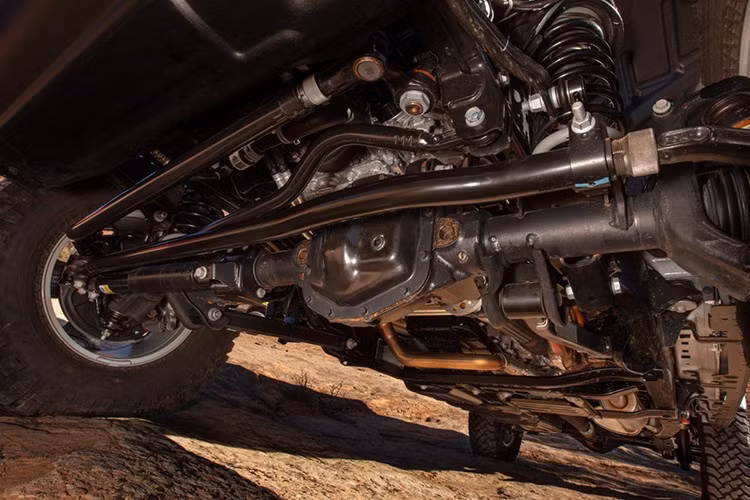 Hệ truyền động sử dụng cầu Dana 44 trước/sau tỉ số 3.73:1, có khoá vi sai điện phía sau, mang đến khả năng off-road thực sự chứ không chỉ vẻ ngoài retro.