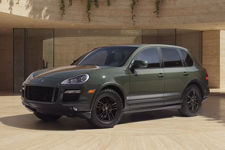 Cayenne thế hệ đầu ra mắt đầu thế kỷ 21, nhiều tín đồ Porsche chính hiệu đã coi chiếc xe này là "tội đồ" vì phá hoại đội hình xe thể thao thuần chủng. Tuy nhiên Cayenne nhanh chóng trở thành mẫu xe bán chạy nhất trong lịch sử thương hiệu với hàng loạt các biến thể.