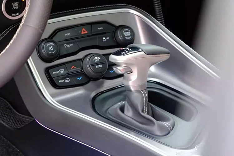 Về mặt an toàn, Dodge Challenger có hệ thống cảnh báo va chạm sớm, điều khiển hành trình thích ứng, giám sát điểm mù, cân bằng điện tử và trợ lực lái điện, tất cả đều được trang bị tiêu chuẩn.