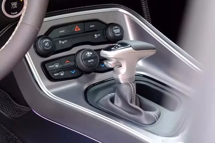 Về mặt an toàn, Dodge Challenger có hệ thống cảnh báo va chạm sớm, điều khiển hành trình thích ứng, giám sát điểm mù, cân bằng điện tử và trợ lực lái điện, tất cả đều được trang bị tiêu chuẩn.