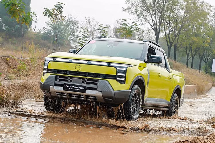 Phiên bản PHEV sở hữu phong cách điện khí hoá, lưới tản nhiệt kín hơn và nhiều chi tiết công nghệ, phù hợp định hướng kiểu xe tương lai xanh. Về kích thước, Frontier Pro thuộc nhóm bán tải cỡ trung với các thông số Dài x Rộng x Cao lần lượt là: 5.520 × 1.960 × 1.950mm, chiều dài cơ sở: 3.300mm.