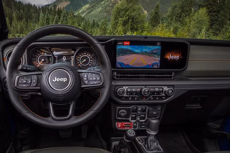 Gói Willys '41 còn có lớp decal dán trên nắp ca-pô cổ điển có dòng chữ "Willys/4x4" kèm hình ảnh lá cờ Mỹ. Tấm bảo vệ lưới tản nhiệt 3 vòng Mopar, bệ bước chân thép hai bên hông.