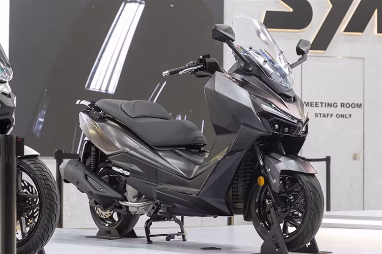 Mẫu xe tay ga cỡ lớn SYM Jepardo 2026 không phải là phiên bản nâng cấp của thế hệ trước mà hoàn toàn là một dòng xe mới, được định vị ở phân khúc trung gian giữa Crusym và Maxsym TL.