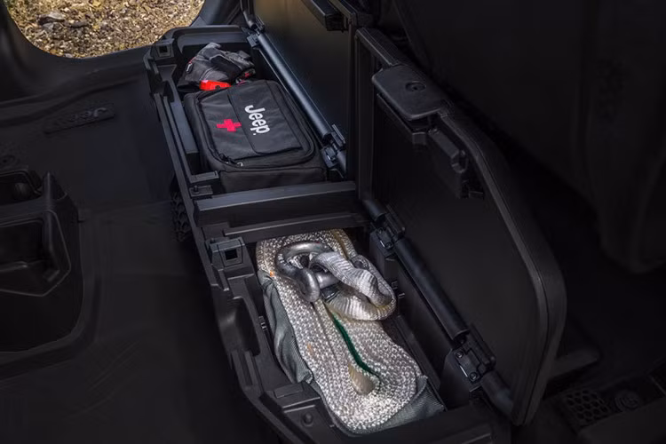 Dưới nắp ca-pô vẫn là động cơ xăng quen thuộc 3.6L Pentastar V6, hộp số tự động 8 cấp và hệ dẫn động 4x4 Command-Trac.Điểm nâng cấp đáng giá nhất là máy phát điện nặng 240 amp (thay vì 180 amp tiêu chuẩn); chủ xe có thể thoải mái lắp đèn phụ trợ, bộ tời và các phụ kiện overland.