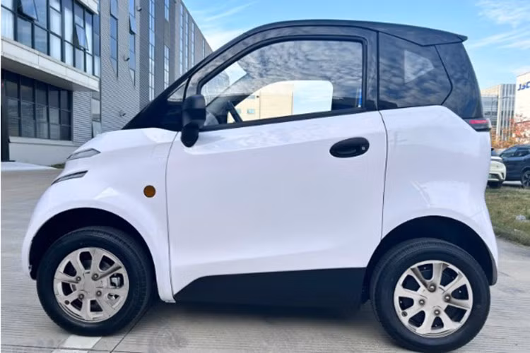 Trong khi đó, bản pin tháo rời có thể di chuyển khoảng 150 km, cho phép người dùng mang pin vào nhà để sạc. Giải pháp này phù hợp với các hộ gia đình ở chung cư mini, nhà ống hoặc khu vực không có chỗ đỗ xe gắn liền với trạm sạc.