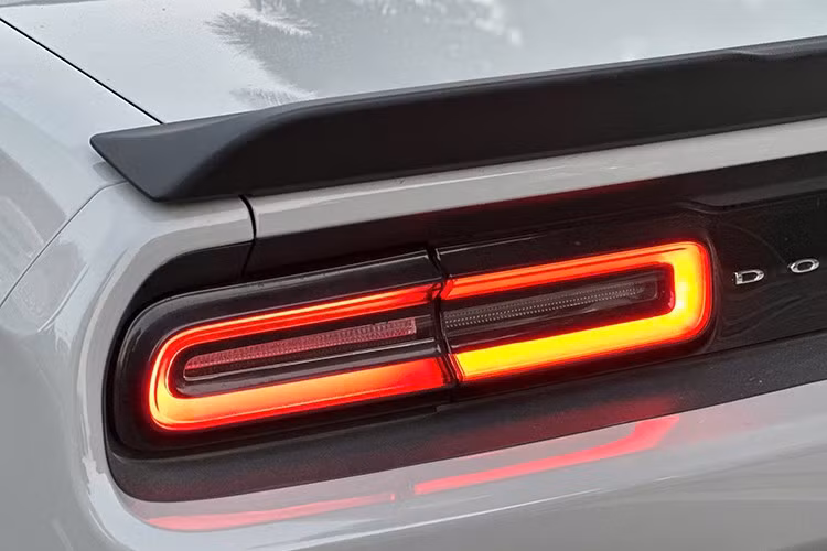 Về cơ bản, ngoại thất xe vẫn nguyên bản từ việc được dán đổi màu từ đỏ sang xám xi măng. Xe được trang bị bộ mâm 5 chấu thiết kế dạng chữ Y, kích thước tiêu chuẩn 20 inch.