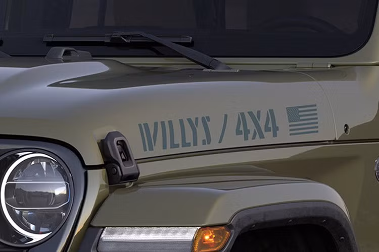 Gần đây trong danh mục xe “quân sự retro” có Jeep Wrangler Commando 392 và Wrangler Willys ’41. Riêng chiếc Gladiator ’41 2026 có nhiều điểm nổi bật. Xe sở hữu tông màu sơn ngoại thất xanh ô liu quân đội - Olive Drab, kết hợp tông màu 17 inch sơn xanh và bộ lốp địa hình mud-terrain 32 inch (LT255/75R17).