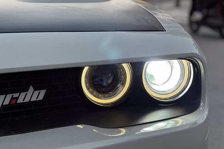 Được biết, chiếc xe được nhập khẩu từ thị trường Canada, thuộc phiên bản tiêu chuẩn và đã đi khoảng 50.000 km. Khi mua mới, giá lăn bánh của xe khoảng 3,8 tỷ đồng. Như vậy, sau 9 năm sử dụng, giá trị xe chỉ giảm khoảng 1,3 tỷ đồng, tương đương 34% so với thời điểm ban đầu.