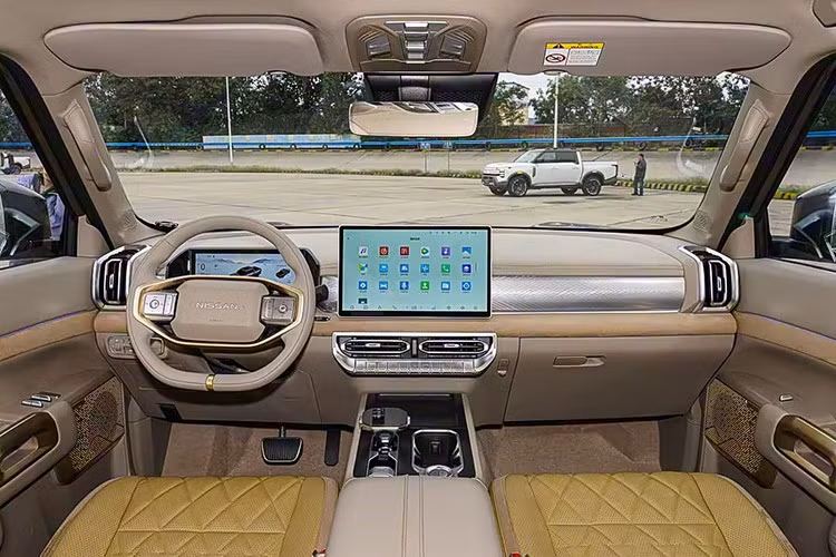 Một số phiên bản cao cấp còn có cửa hậu đóng/mở điện, nâng trải nghiệm tiện dụng trong vận hành hàng ngày. Khoang cabin được xây dựng theo hướng tiện nghi và thực dụng với cụm đồng hồ kỹ thuật số, màn hình trung tâm cỡ lớn...