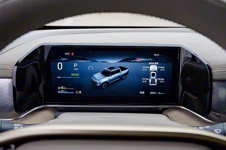 Các dải nút bấm cơ học của xe cho các chức năng quan trọng, hệ thống âm thanh JLA 12 loa. Vật liệu được chọn đa số là da mềm, ngoài ra còn có cửa sổ trời cỡ lớn. Hướng thiết kế này mang lại cảm giác khác biệt và cao cấp hơn so với nhiều mẫu bán tải truyền thống.