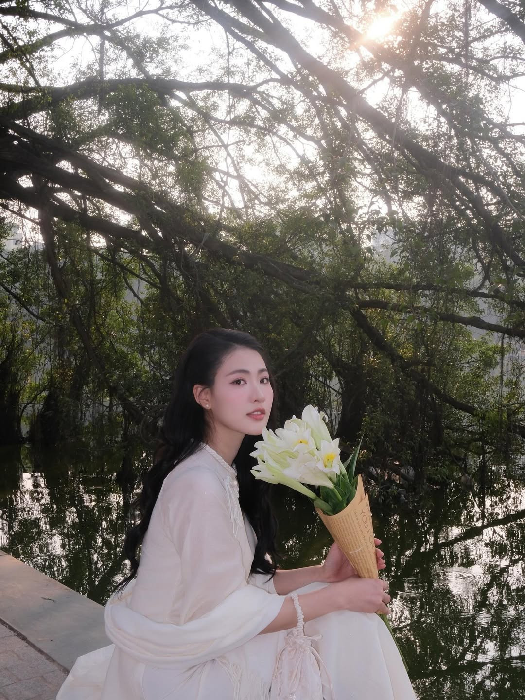 Trên màn ảnh, Minh Trang chinh phục khán giả bằng diễn xuất tự nhiên, giàu cảm xúc; ngoài đời, hình ảnh đời thường của nữ diễn viên luôn hướng tới sự trang nhã, nhẹ nhàng.