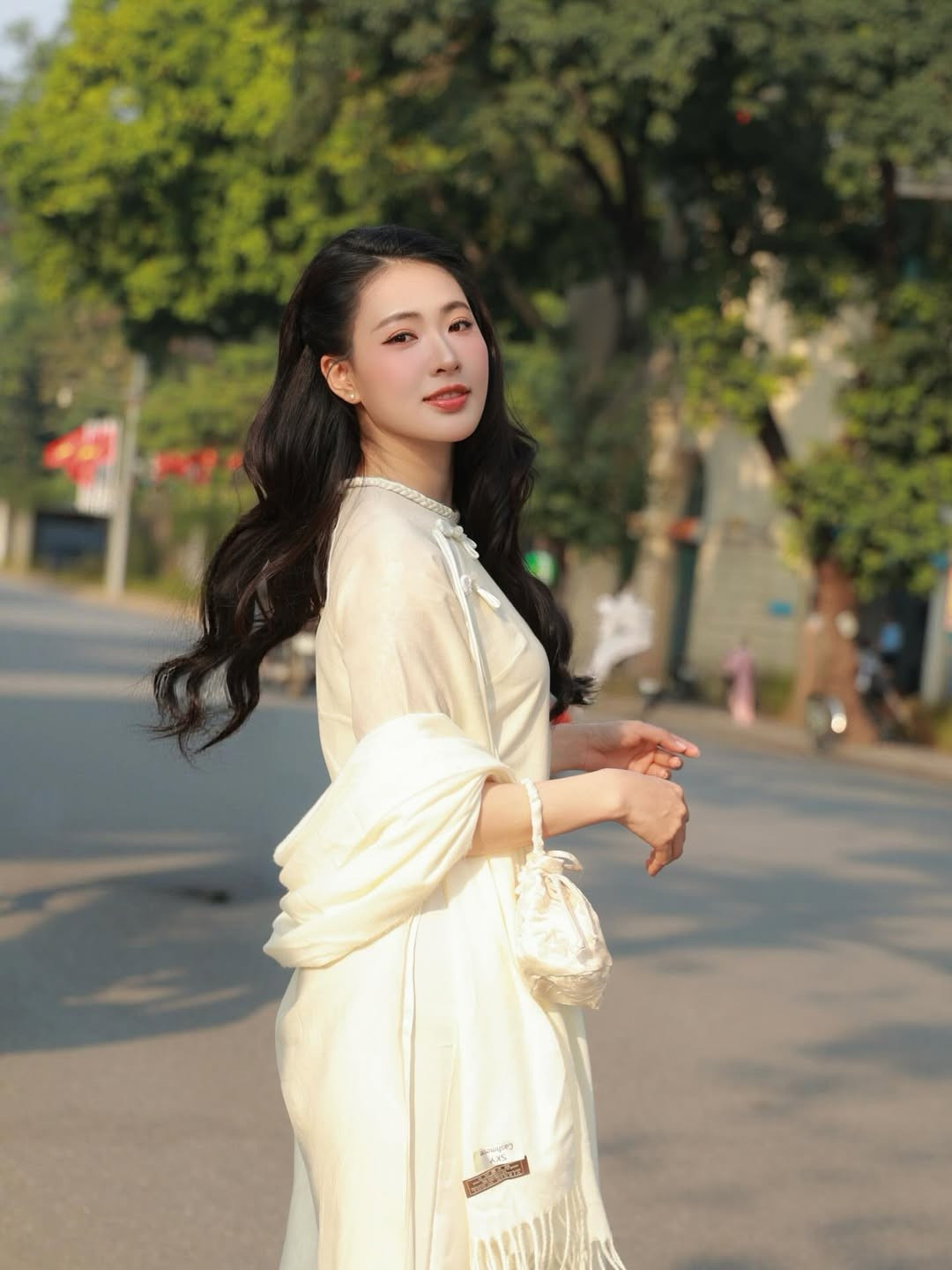 Nguyễn Minh Trang (sinh năm 1995, quê Hải Phòng) là gương mặt trẻ nổi bật của V-biz. Cô được biết đến qua loạt phim truyền hình và web drama như Yêu Trước Ngày Cưới, Bạch Mã Hoàng Tử, Tình Khúc Bạch Dương, Tháng 5 Để Dành, Bệnh Viện Thần Ái, Cây Táo Nở Hoa…