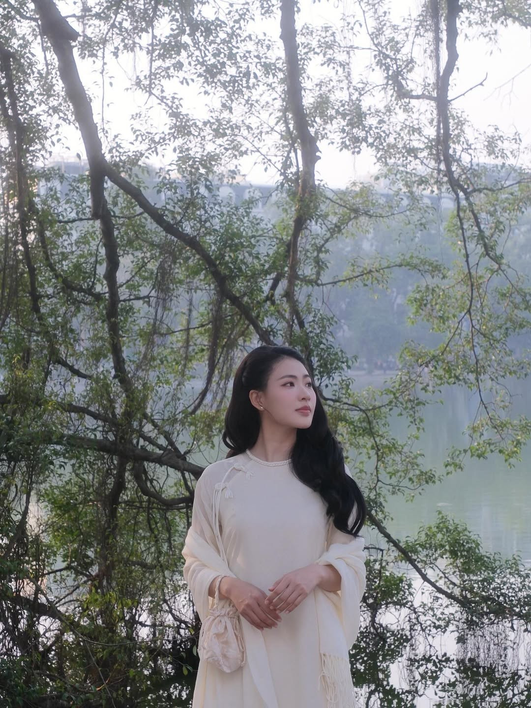 Sở hữu chiều cao 1m70 cùng vóc dáng cân đối, Minh Trang được đánh giá cao ở gu thời trang tinh tế, linh hoạt giữa nét hiện đại và truyền thống.