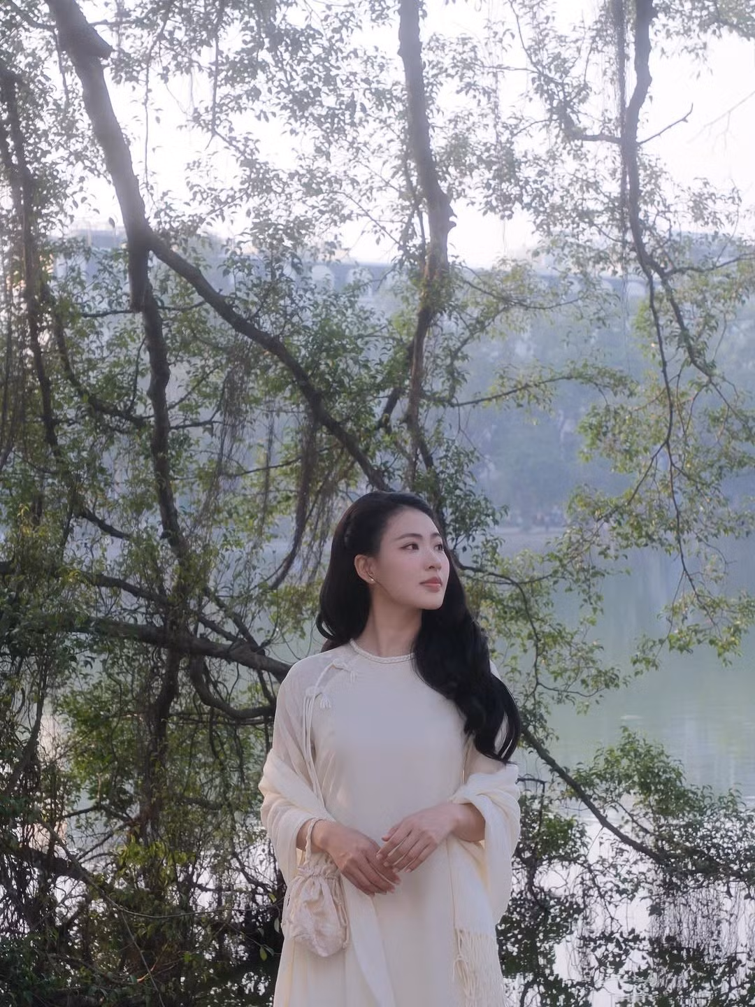 Sở hữu chiều cao 1m70 cùng vóc dáng cân đối, Minh Trang được đánh giá cao ở gu thời trang tinh tế, linh hoạt giữa nét hiện đại và truyền thống.