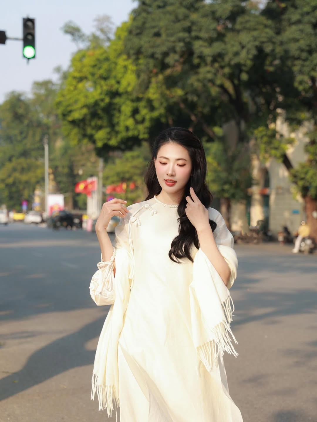 Điểm thu hút nhất trong loạt ảnh chính là gương mặt trẻ trung của Minh Trang. Lối trang điểm trong veo, làn da mịn màng cùng ánh nhìn dịu dàng khiến nữ diễn viên toát lên vẻ đẹp thuần khiết, gần gũi.