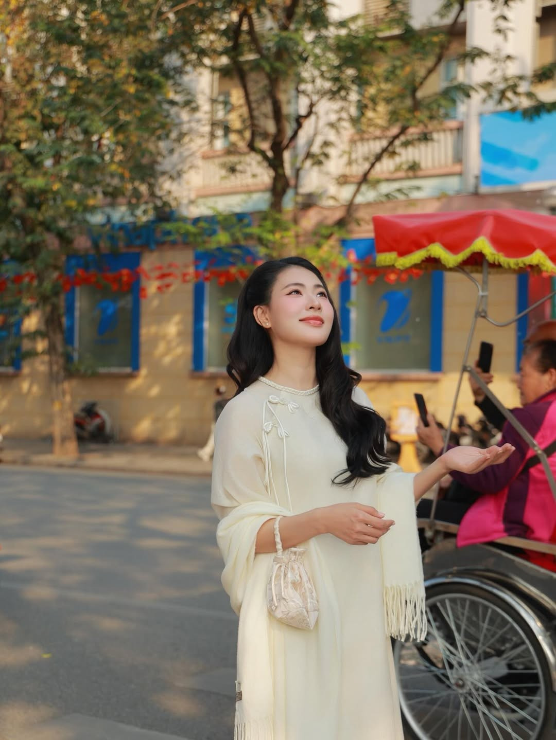 Không cần tạo dáng cầu kỳ, Minh Trang vẫn chinh phục người xem bằng thần thái tự tin, nhẹ nhàng. Từng cử chỉ, ánh mắt đều gợi cảm giác bình yên, đúng với hình ảnh “nàng thơ” mà cô theo đuổi nhiều năm qua.