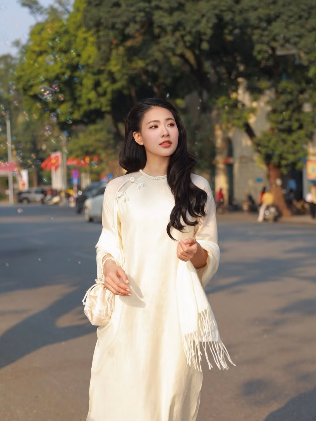 Cách phối khăn choàng mỏng, phụ kiện nhỏ xinh vừa đủ tạo điểm nhấn, không làm mất đi tinh thần truyền thống của trang phục.